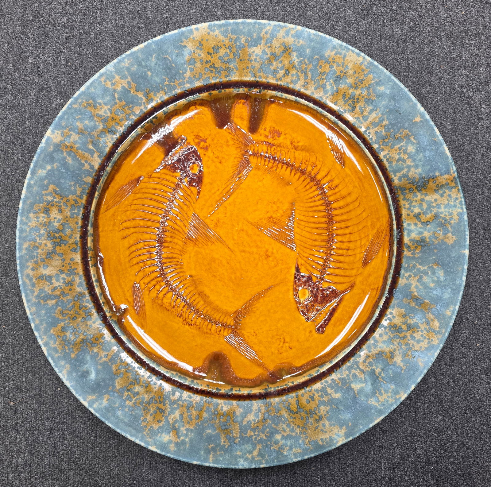 Stunning Bulldog Pottery "Fossilized Fish" Charger: Stunning Bulldog Pottery Fossilized Fish Charger in collector grade condition, no damage. Size: 18 3/8"