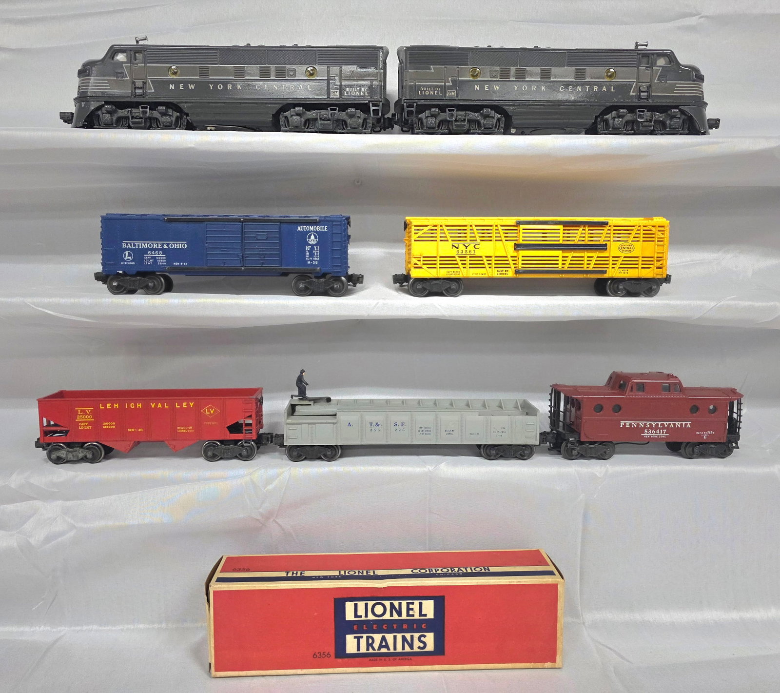 Lionel Postwar 2229W NYC F3 Diesel Freight Set (1 of 6)