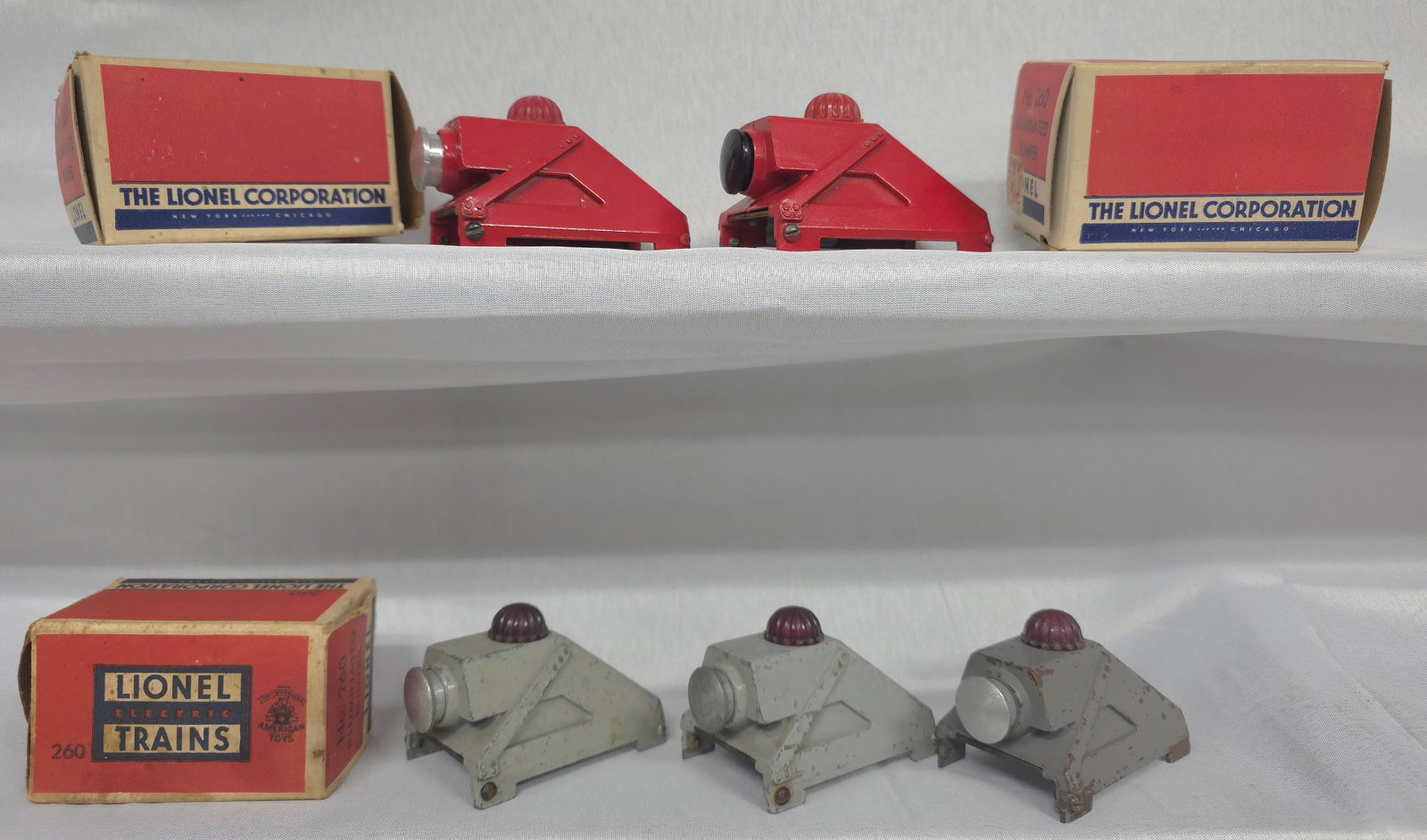 Lionel Postwar 26 & 260 Illuminated Bumper Lot (1 of 4)