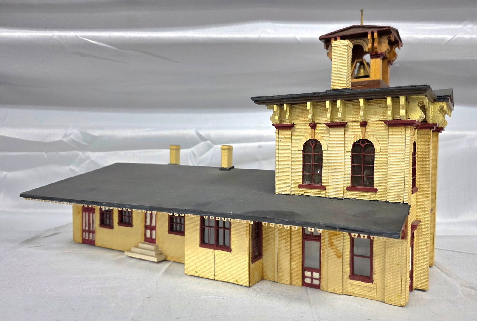 1950s HO-O Gauge Gettysburg Train Station Building: 1950s HO-O Gauge Gettysburg Train Station Building in very good original codition. This is an outstanding example and will make a nice addation to any custom layout or just for display. Size: 11 1/2"