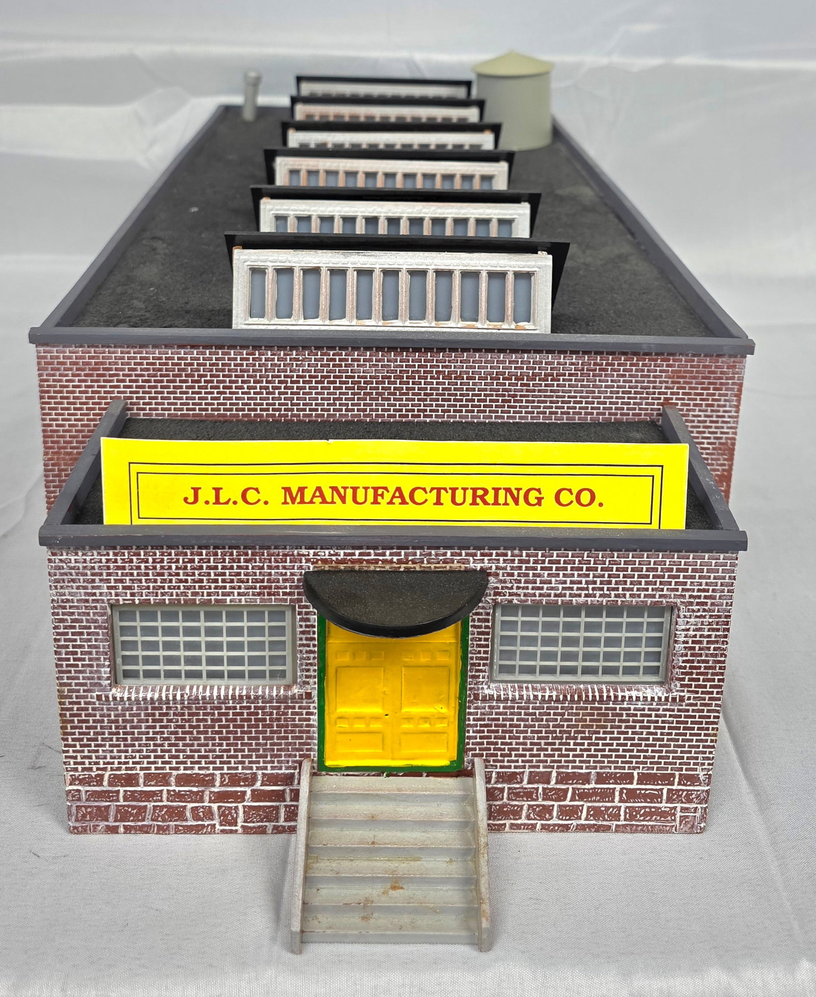 Vtg Lionel Headquarters Building -O Gauge Layout: Vintage Custom Made Lionel Headquarters Building for O-Gauge Layout. Measuring: 25" Long X 9 1/2" Wide X 8 5/8" Tall.