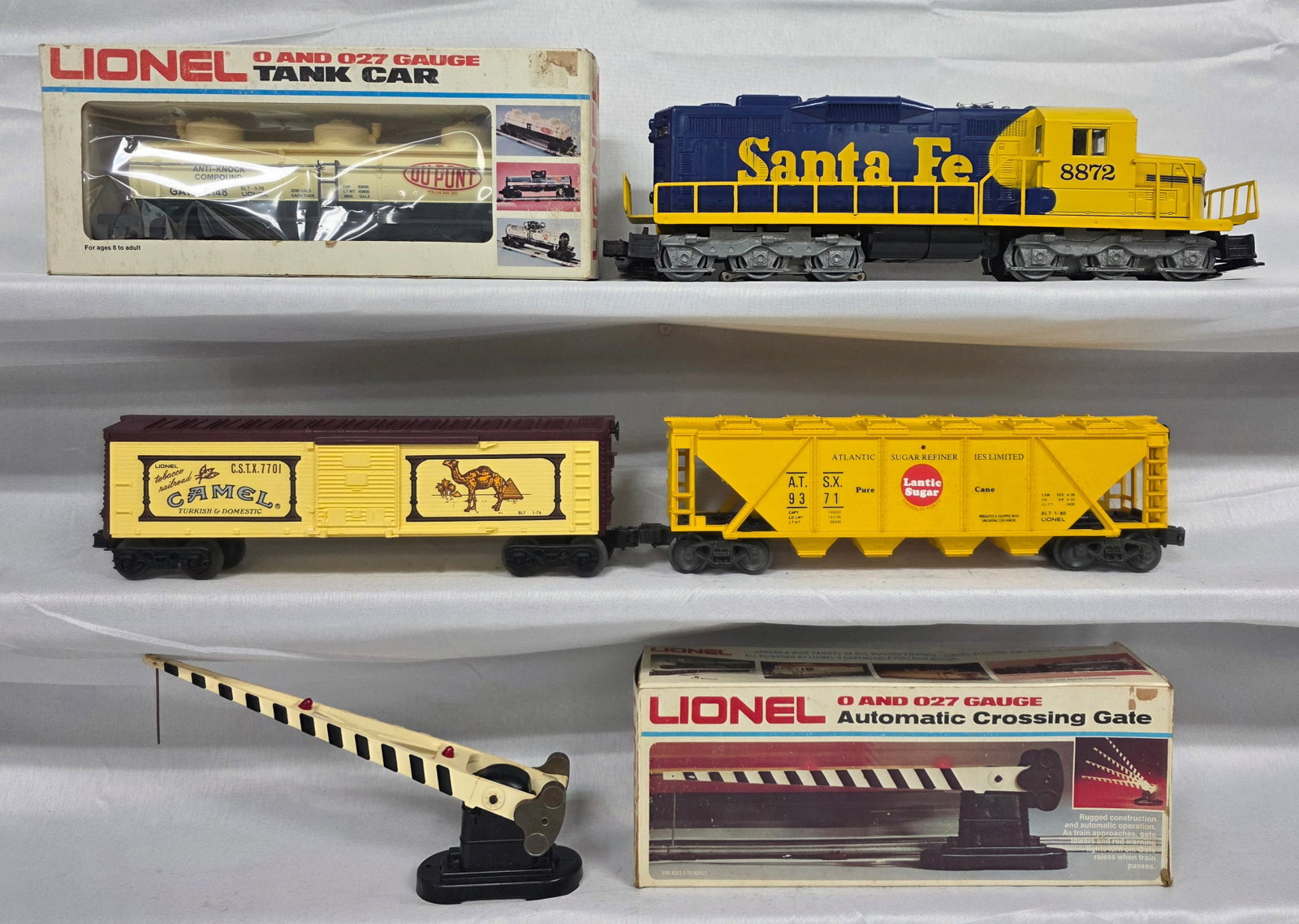 Lionel Train Collection With Engine & Freight Car Lot of 5 (Tested) (1 of 6)