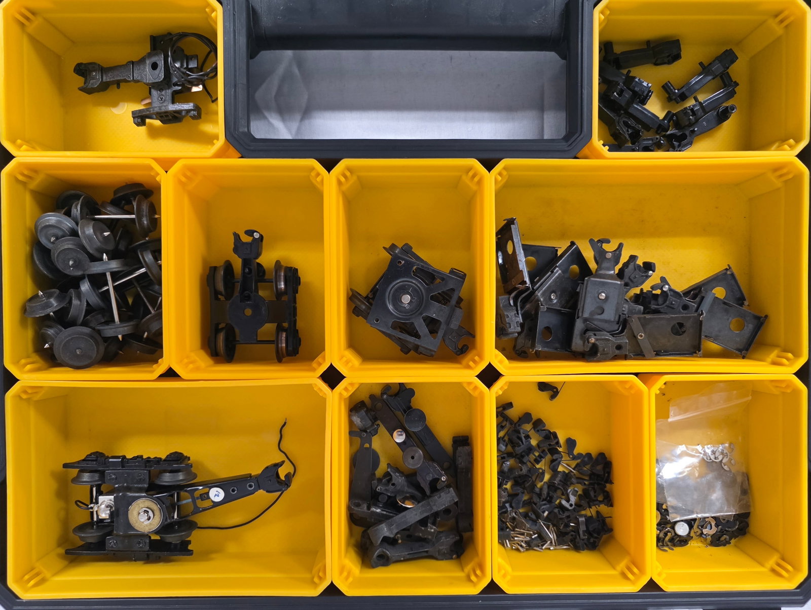 Lionel Postwar Parts Lot - Trucks & Couplers (1 of 1)