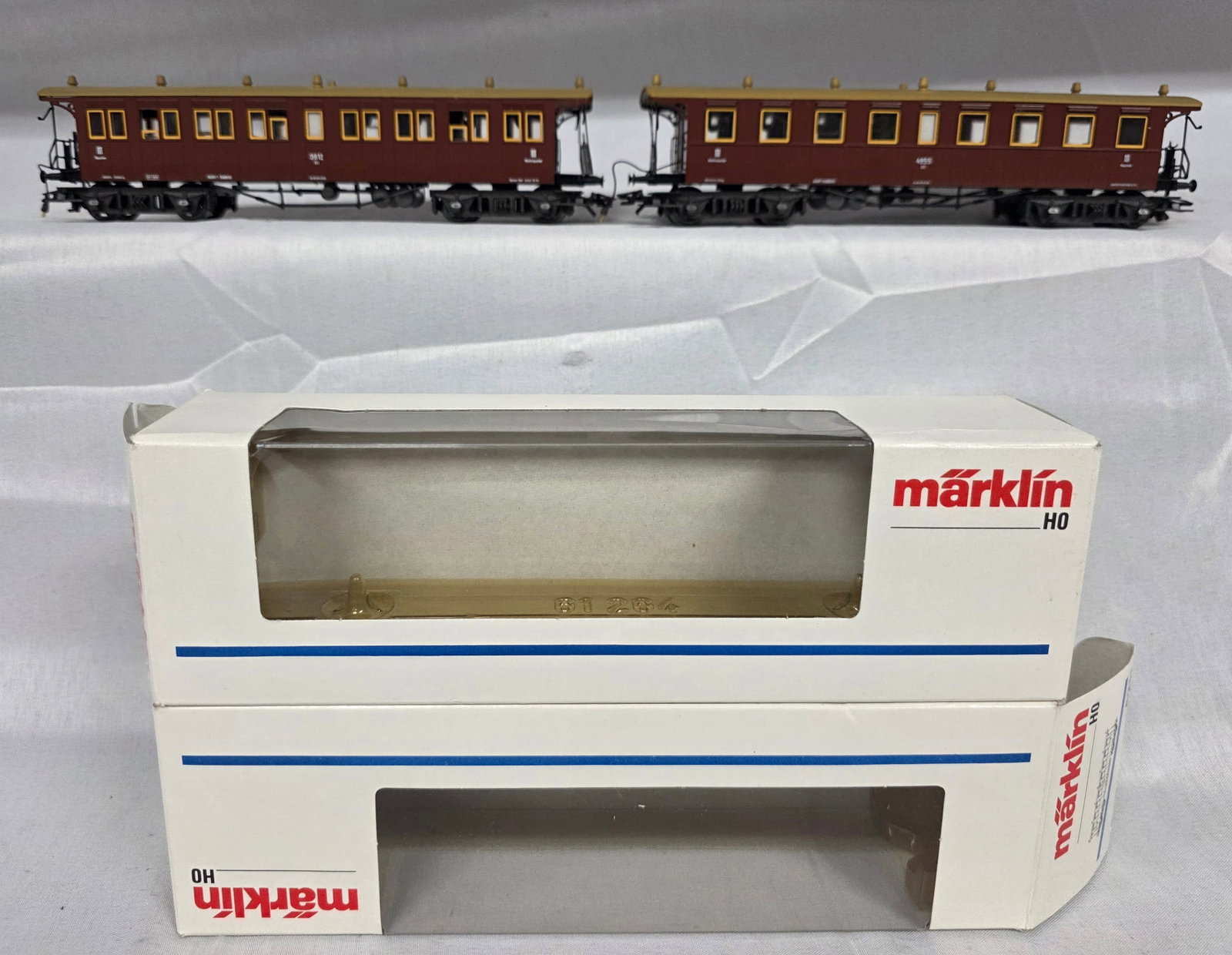 Marklin 4211 Passenger Car Lot of 2: Marklin 4211 Passenger Car Lot of 2. In box, lightly run.
