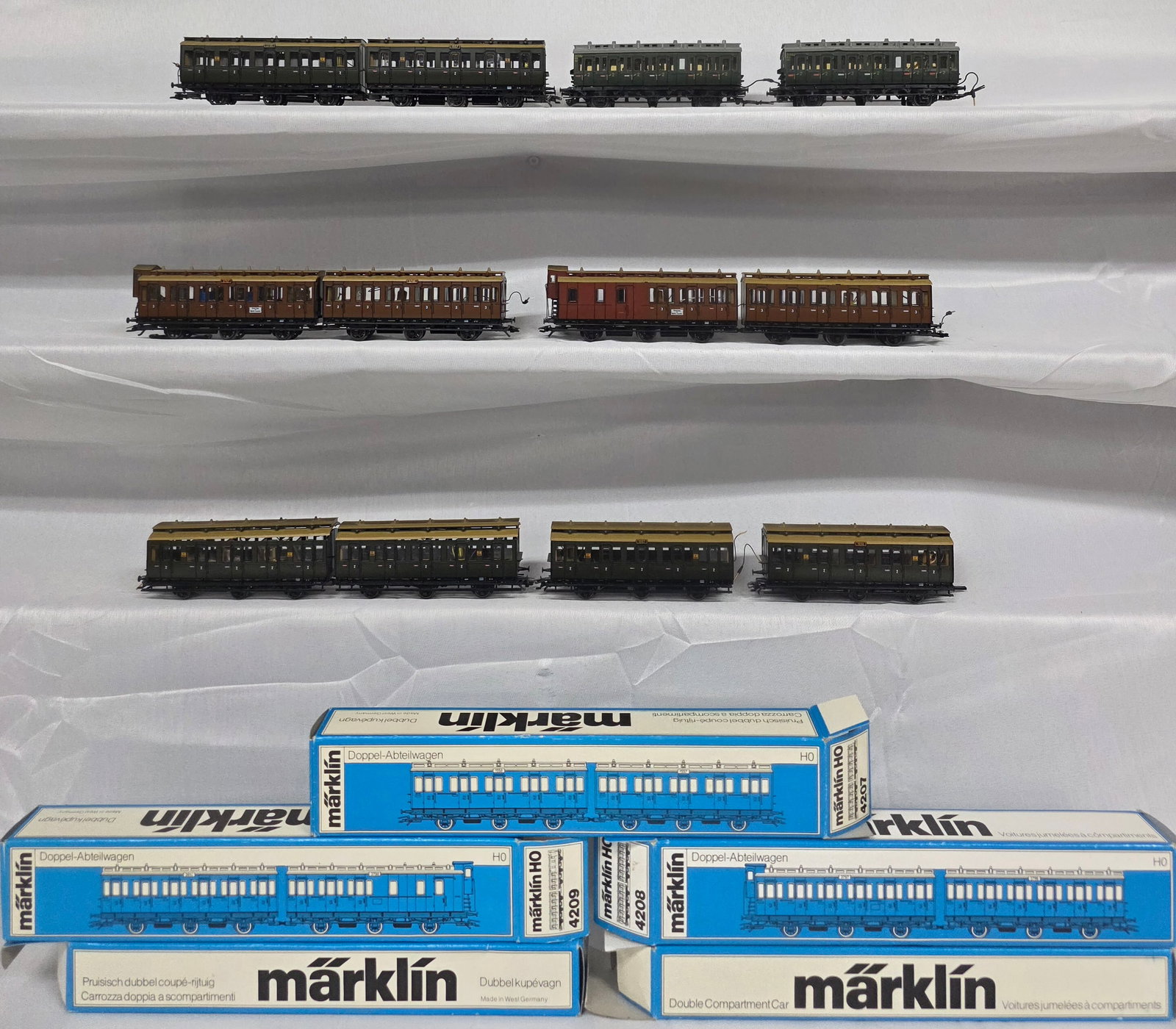 Marklin Passenger Car Lot of 6: Marklin Passenger Car Lot of 6. In box, lightly run. 1. x4 4207. 2. 4208. 3. 4209.