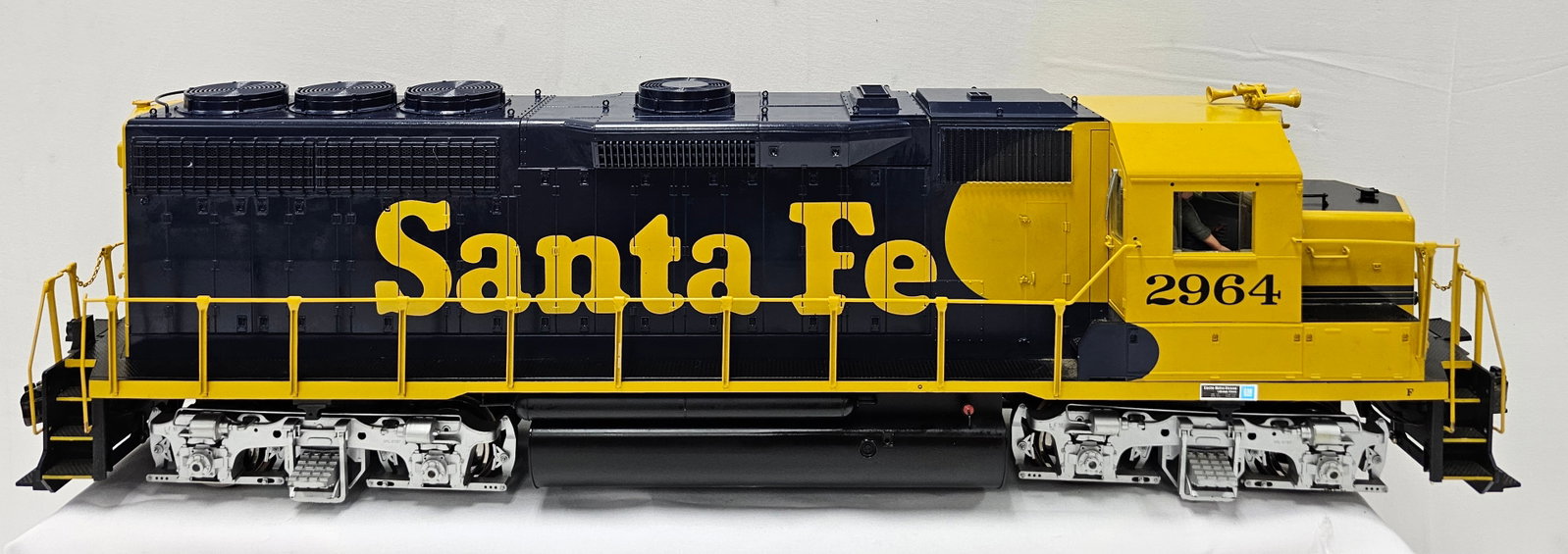 Aristo Craft Santa Fe EMD GP-40 Diesel Engine: Aristo Craft Santa Fe EMD GP-40 Diesel Engine, C-8, no box. Lights come on, the sound comes on engine has been converted to a power pack, our thought is very likely to be old school revo. Strictly a