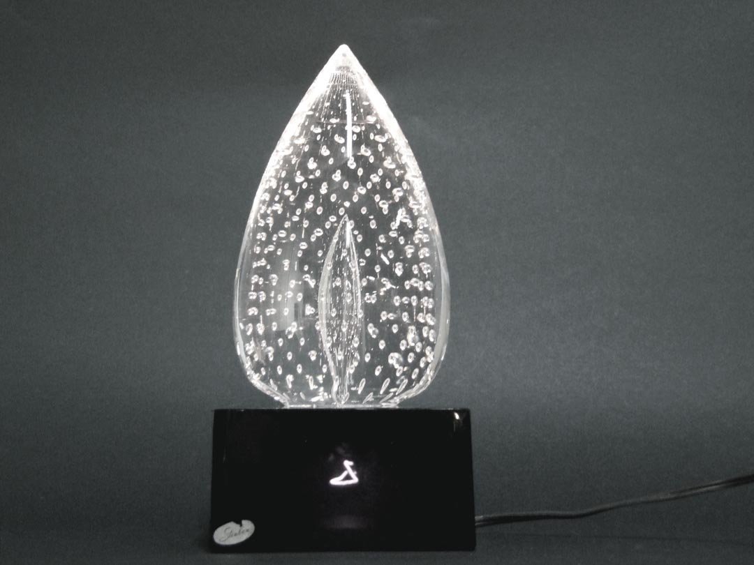 Steuben Luminor: Steuben clear crystal pineapple paperweight luminor with controlled bubbles on mirror black glass light box. Base measures 4 3/4" x 4 3/4" x 21/2" high with paper label still on it. The clear glass to