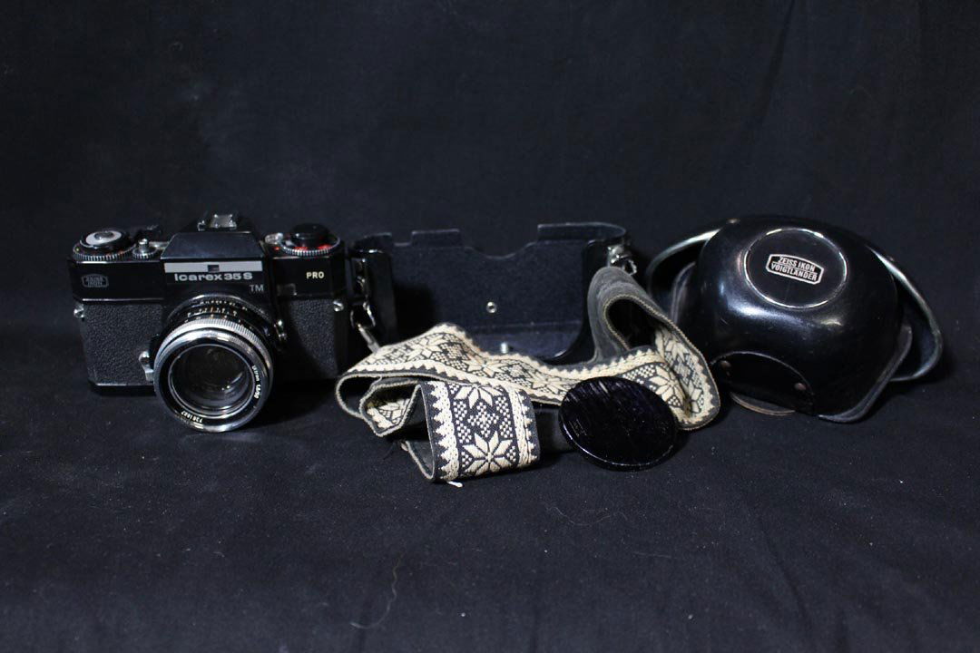 Zeiss Ikon Icarex 35S Pro: Lens cover is not original and comes with a hard carrying case.