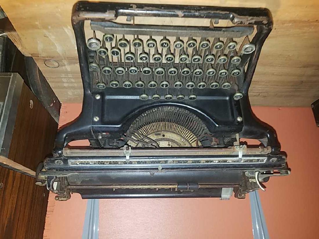 Underwood Vintage Typewriter: Manual, metal body. (a.k.a. Manual word processor)