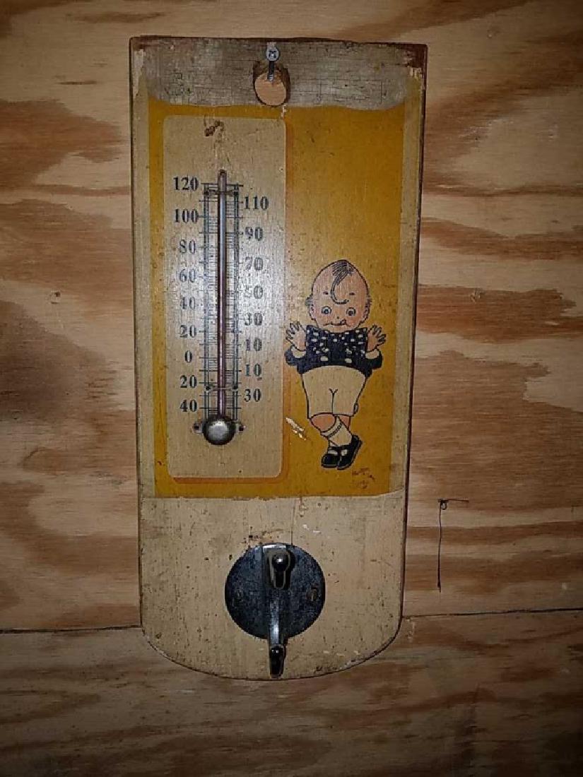 Old thermometer gives the correct temperature: vintage