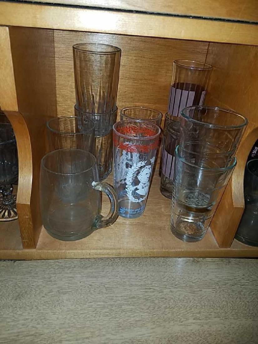 125 drinking glasses and mugs: Clear, color, decorated