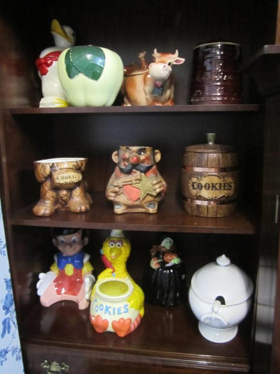 Assorted Cookie Jars: Some without lids. 2 Plastic.