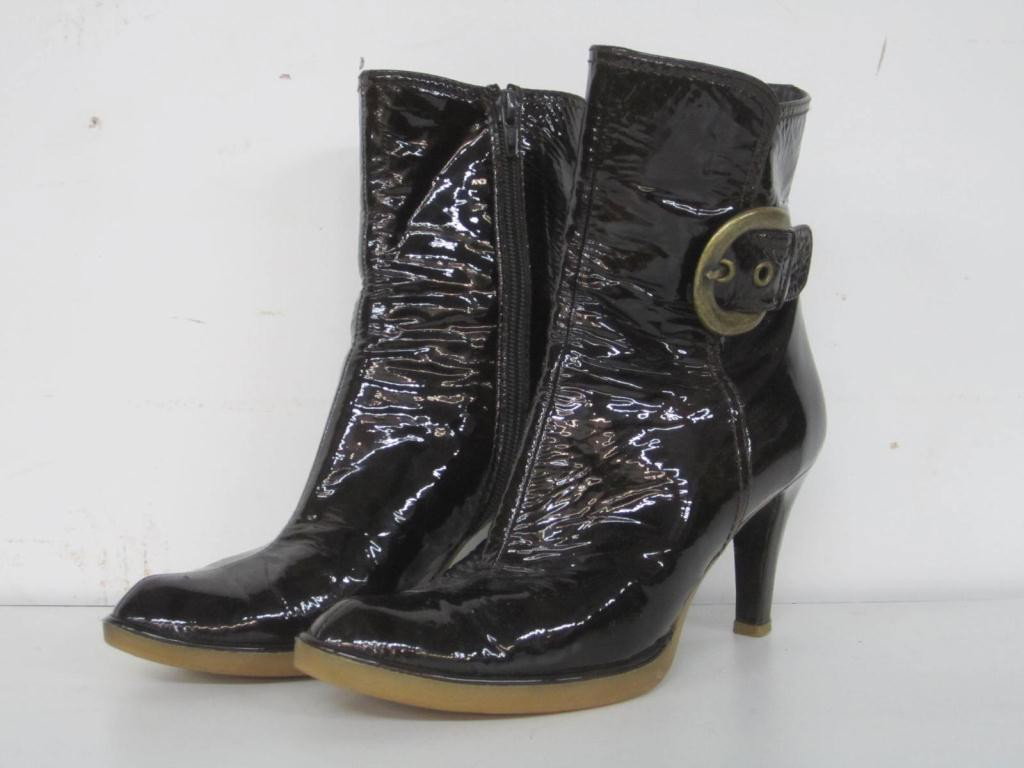 Pair Stuart Weitzman Black Patent Leather Boots: Pair Stuart Weitzman Black Patent Leather Boots Buckle sides. Size 6.