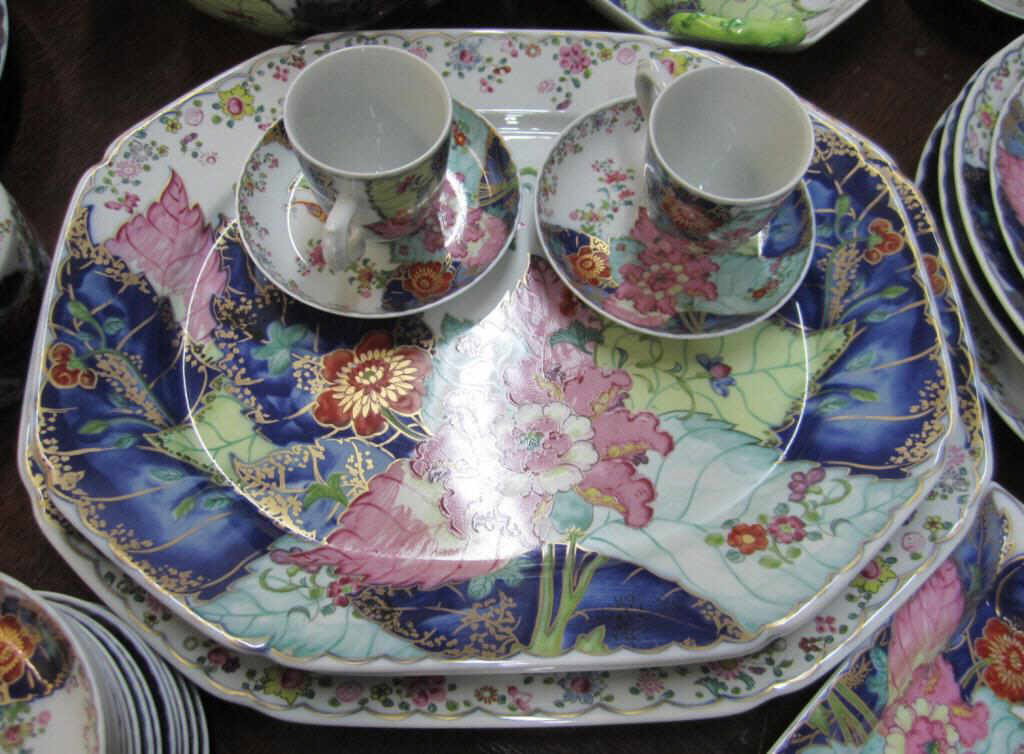 120 + Piece Mottahedeh Tobacco Leaf Dinner Set: 120 + Piece Mottahedeh Tobacco Leaf Dinner Set Made for Metropolitan Museum of Art, designed by Mottahedeh. Excellent condition.