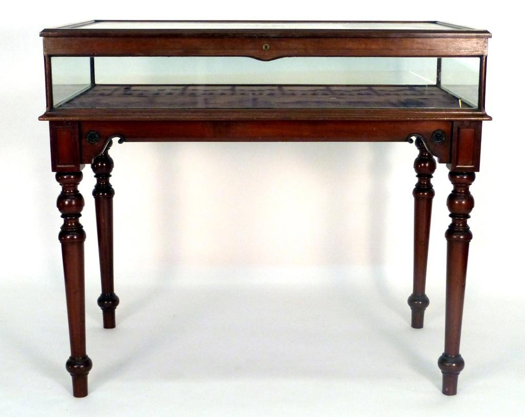 English Sheraton Style Vitrine Table Display: felt lined interior with hinged top. 43 X 25 X 37 tall.