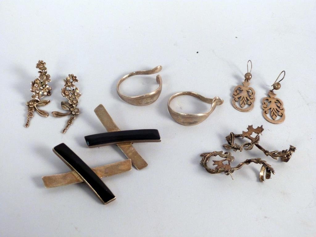 Assorted Silver Articles: 2 Peretti for Tiffany sterling napkin ring, 2 pairs of earrings marked Mexico 925, two pairs floral earrings.