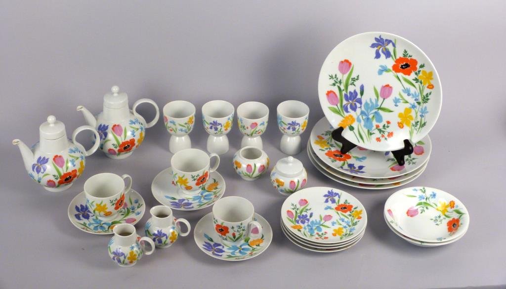Heinreich Porcelain Breakfast Set: Plates, bowls, cups, teapots, egg cups, etc.