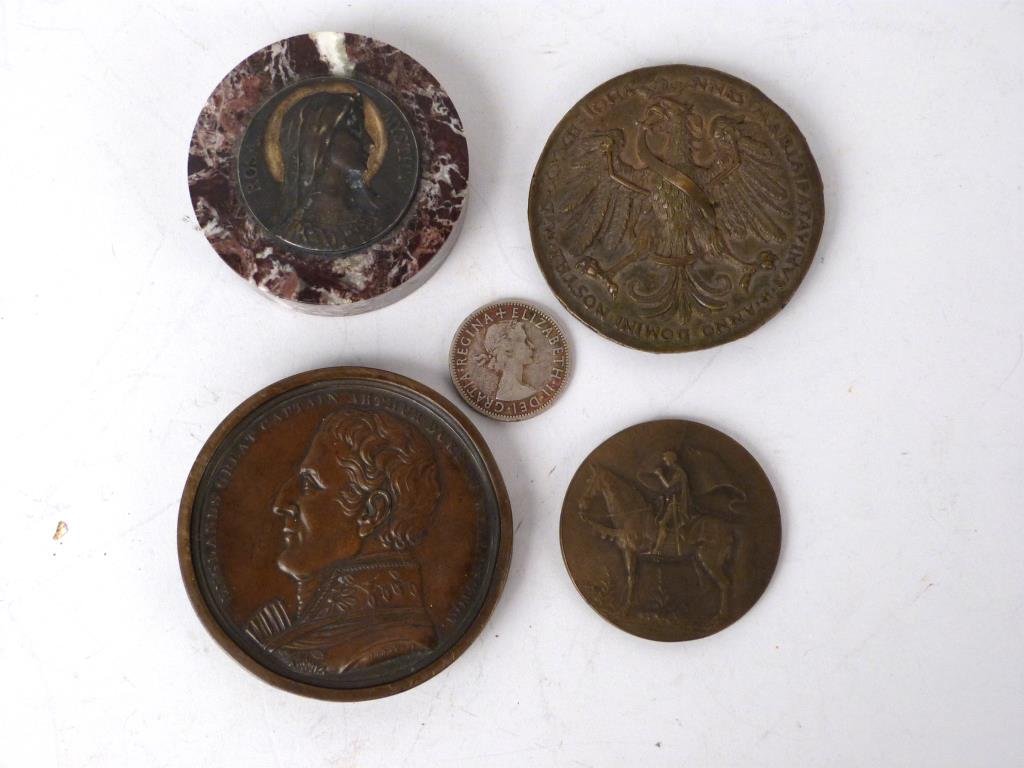 5 Metal Articles: 3 medallions, 1 two shilling coin, and box containing battle etching coasters. (925 Park Ave Estate)