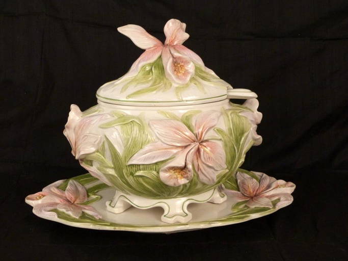 Italian Majolica Tureen with Ladle Apr 11, 2015 Hutter Auctions NYC