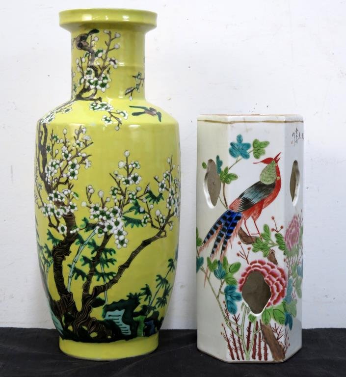 2 Chinese Porcelain Vases (1 of 4)