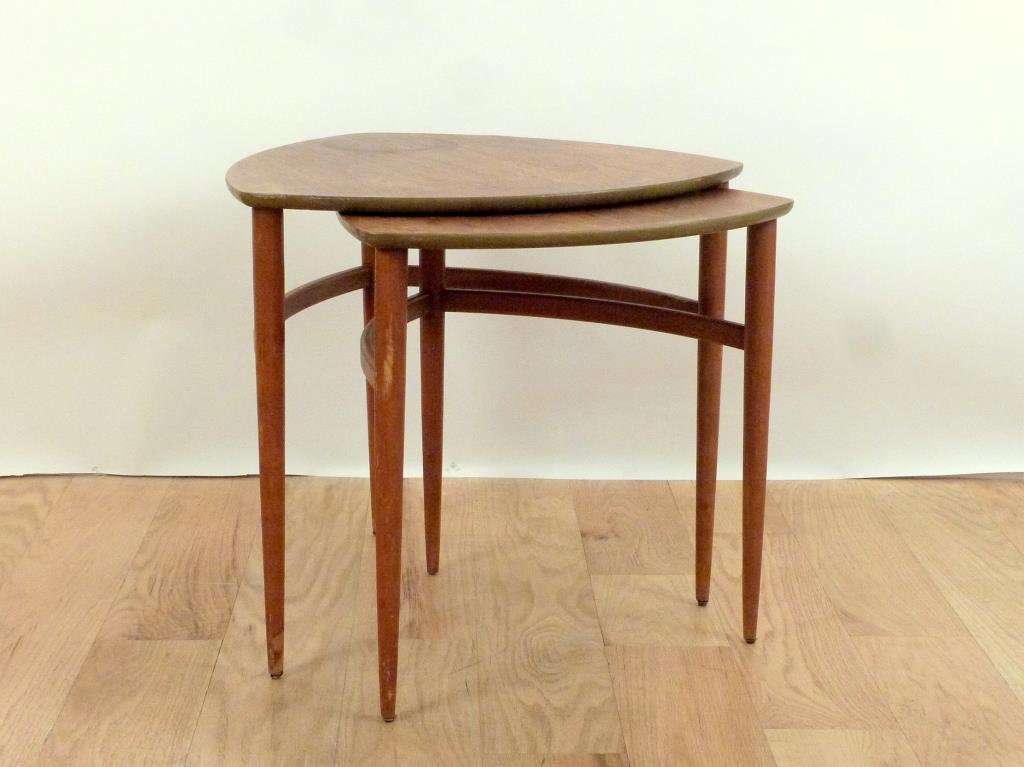 Nest of Two Mid-Century Cocktail Tables (1 of 5)