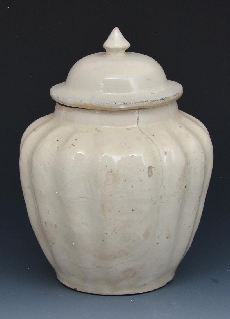 Chinese white ceramic covered jar possibly Jingdezhen (1 of 4)