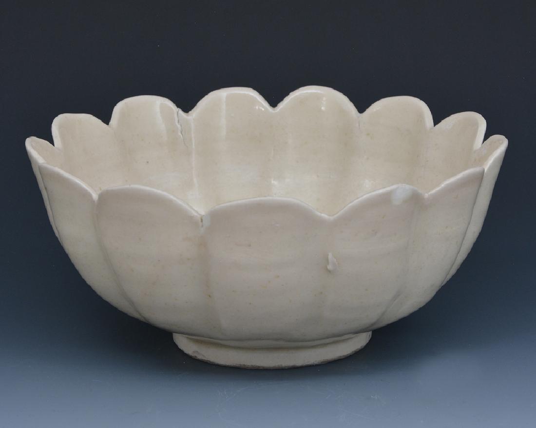 Chinese ceramic bowl, possibly Jingdezehen Ware (1 of 3)