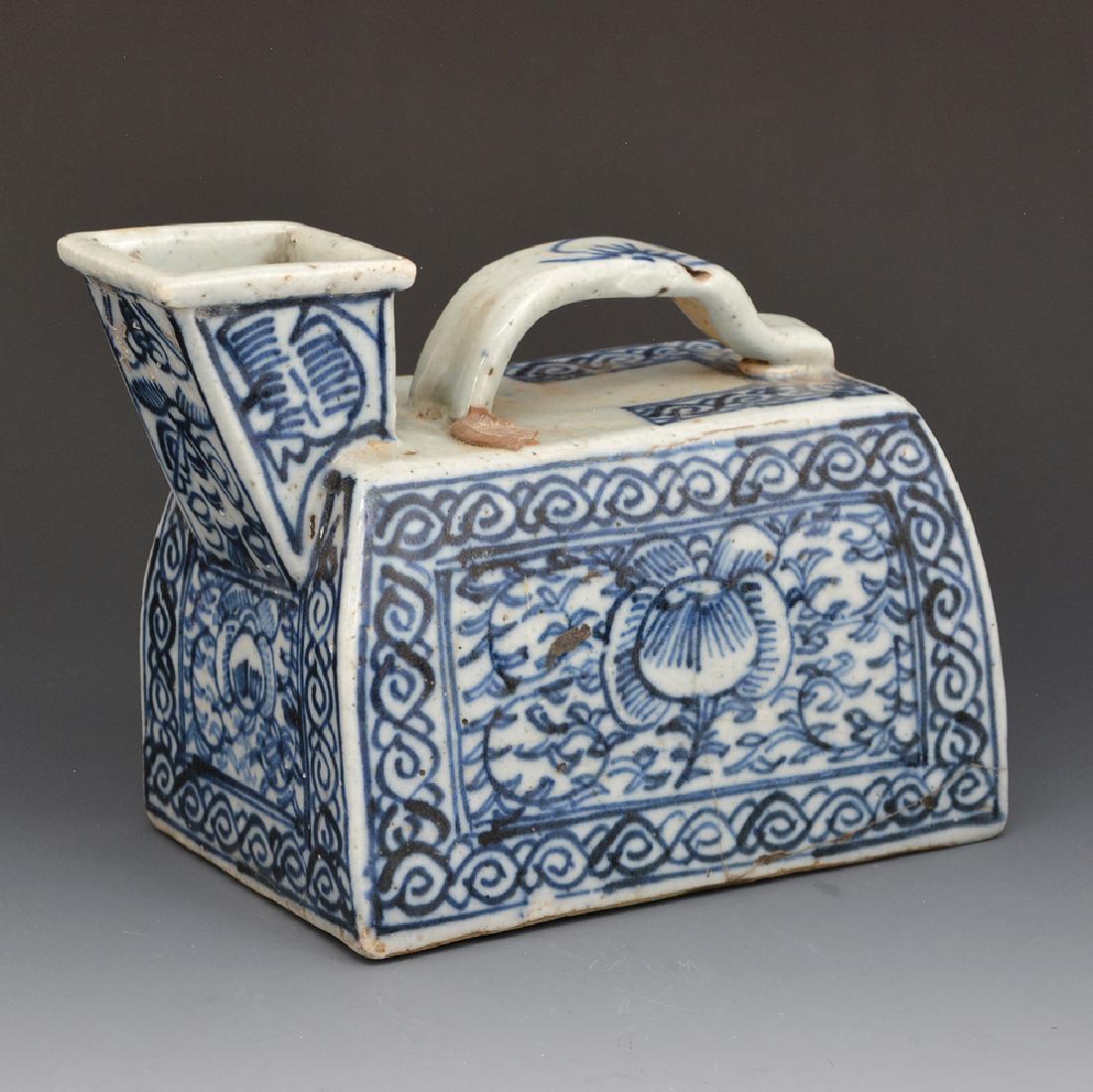 Chinese ceramic blue and white urinal pot (1 of 4)