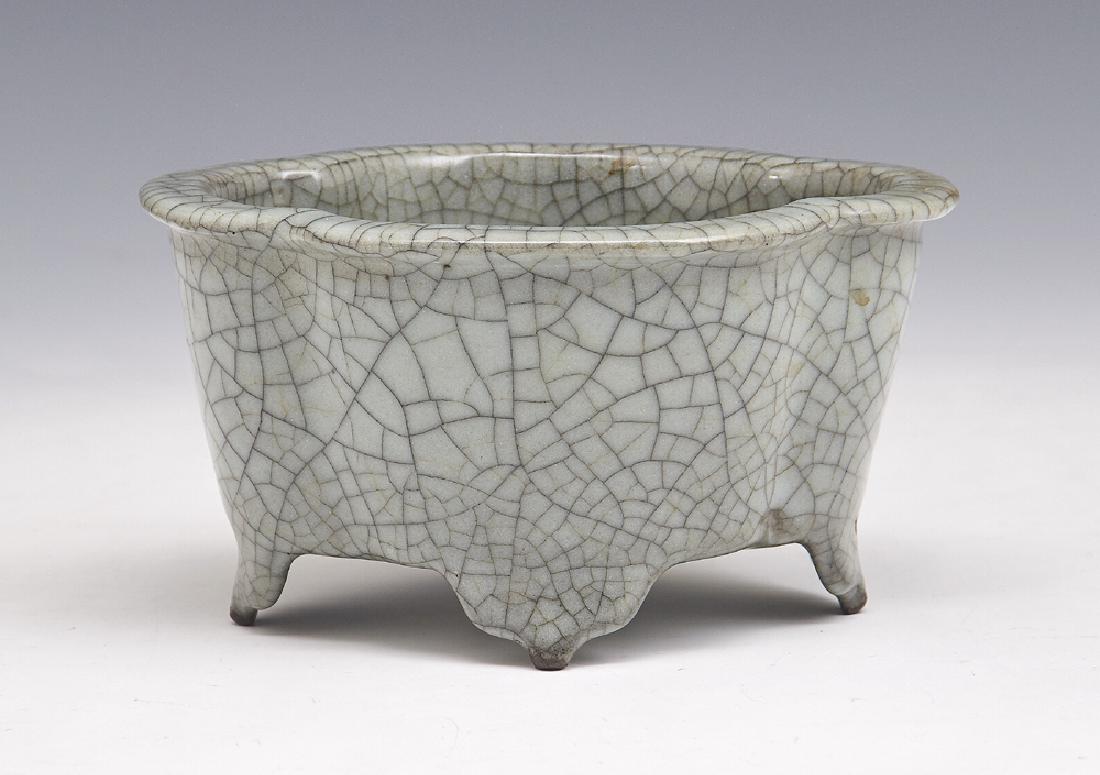 K'uan-type lungchuan narcissus planter. (1 of 4)