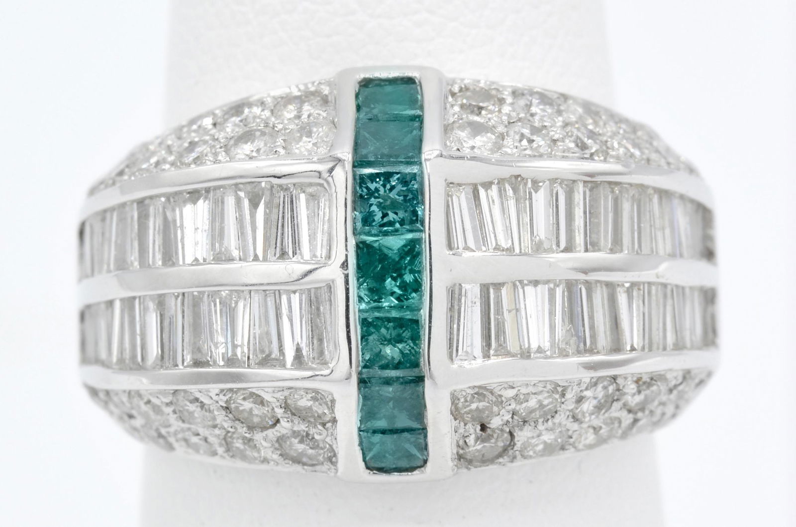 18k White gold, white & green diamond saddle ring. (1 of 2)