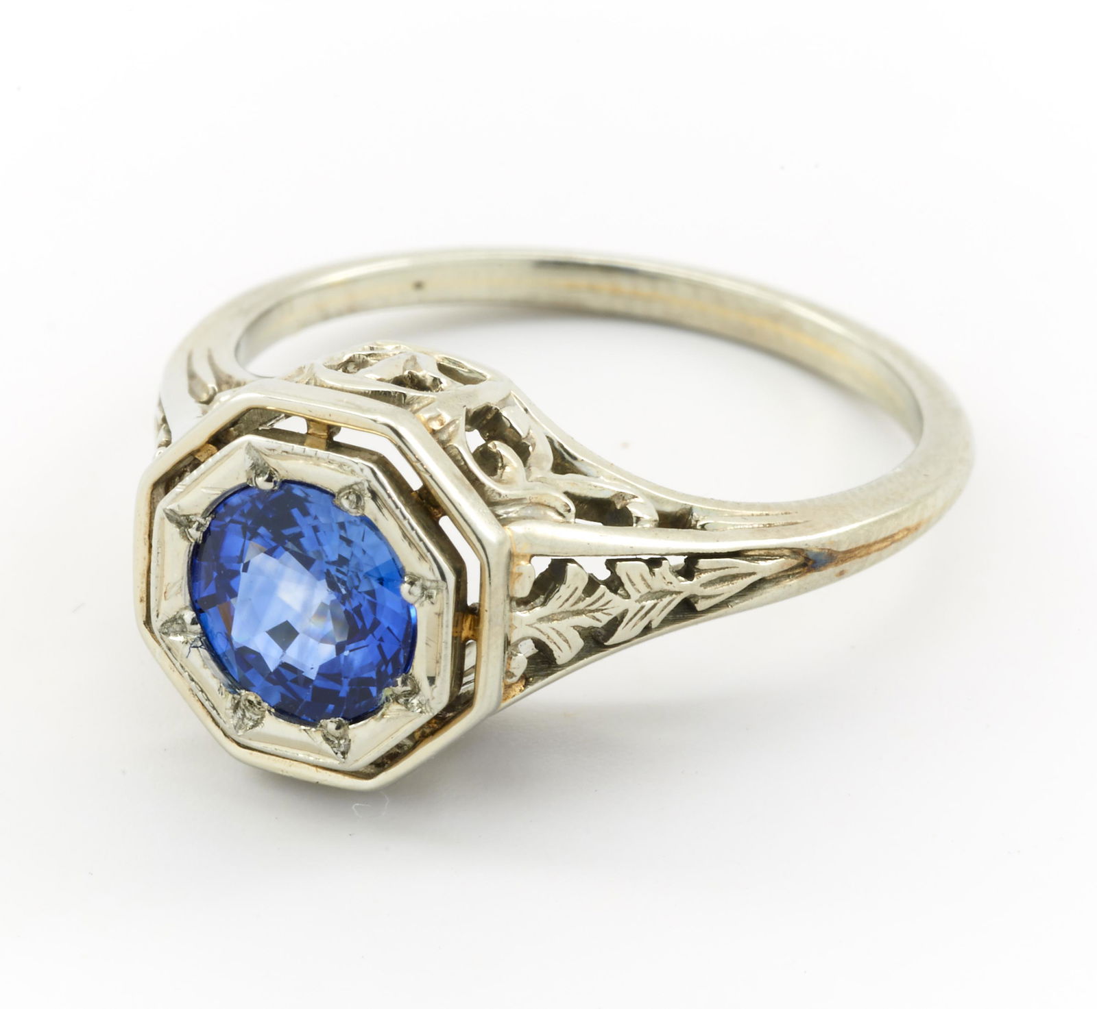 18k White gold & 0.84ct sapphire ring (1 of 1)