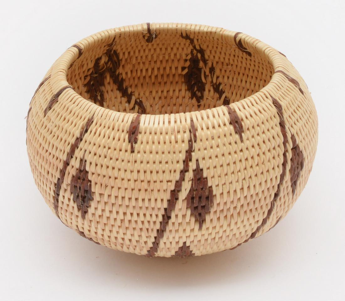 Washoe Native American basket, Florine Conway (1 of 4)