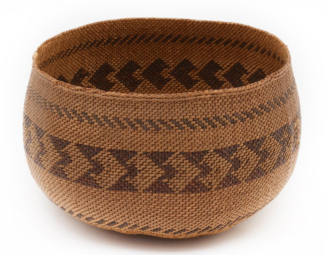 Washoe Native American polychrome storage basket (1 of 4)