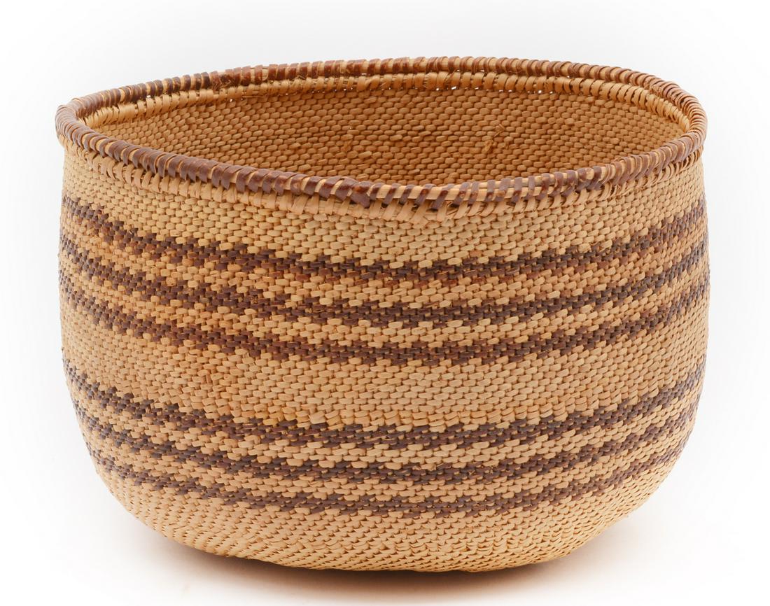 Mono Native American storage basket (1 of 4)