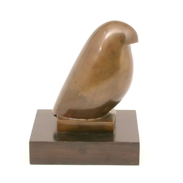 Bronze bird by Bufano: SCULPTURE. Bronze bird by Bufano (Beniamino Benvenuto Bufano, California, 1898-1970), marked on base "Bufano 14/125", lacquered, brown patina, 8 1/4" tall and mounted on a 2" plinth. Good condition.