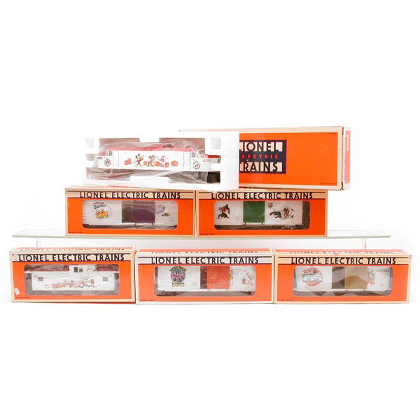 Lionel Disney #2 18311, 19261, 19262, 19264, 19265: TRAIN SET. Lionel Disney train set #2 including: The Disney Electric Engine 18311, Hi-Cube Boxcar 1 19261, Hi-Cube Boxcar 2 19262, Perils Of Mickey Boxcar 19264, Mickey's 65th Birthday Boxcar 19265, D