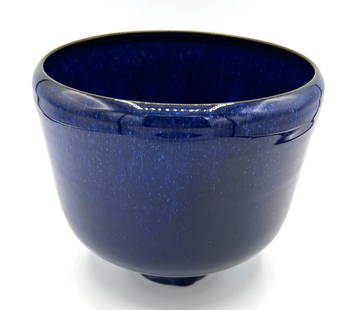 Gertrud and Otto Natzler Cobalt Blue Glazed Ceramic Vase: Gertrud and Otto Natzler Cobalt Blue Glazed Ceramic Vase on narrow foot. Slip signature to underside 'Natzler'. Paper studio label to underside 'N407". Appx. 5" tall x 5 3/4" dimeter. Very good condit