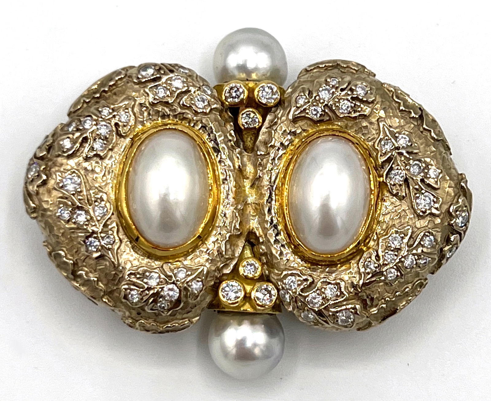 18k Gold Elizabeth Gage Arcadia Pin, Pearls & Diamonds: Elizabeth Gage Arcadia pin, in 18k White and yellow gold set with two oval mabe pearls surrounded by diamonds set in oak leaf motifs. Two natural grey Akoya cultured pearls set in gold cones with diam