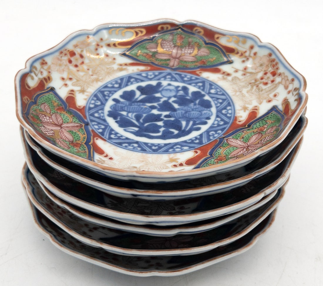 Set of 6 Japanese Imari Small Plates: Set of 6 Japanese Imari Small Plates. Measures appx 6" in diameter.