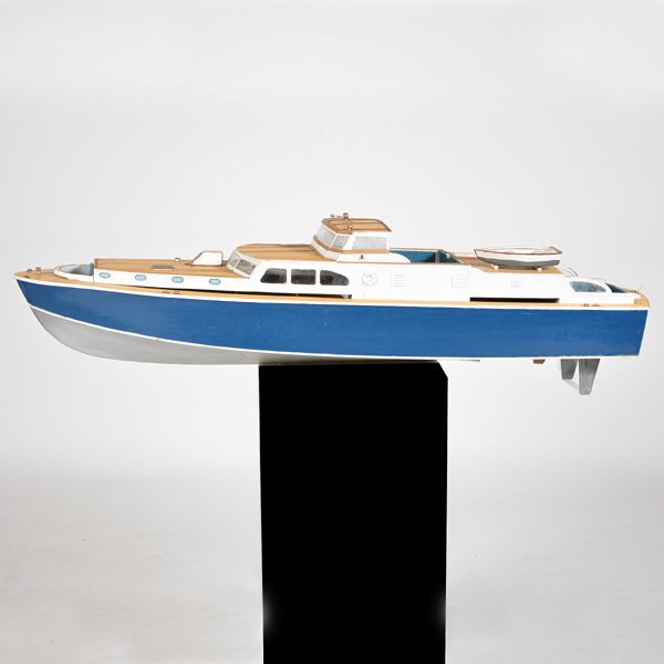 Cabin Cruiser Power Boat Model: Cabin Cruiser Power Boat Model, 49"l x 13 1/2"w, good condition.