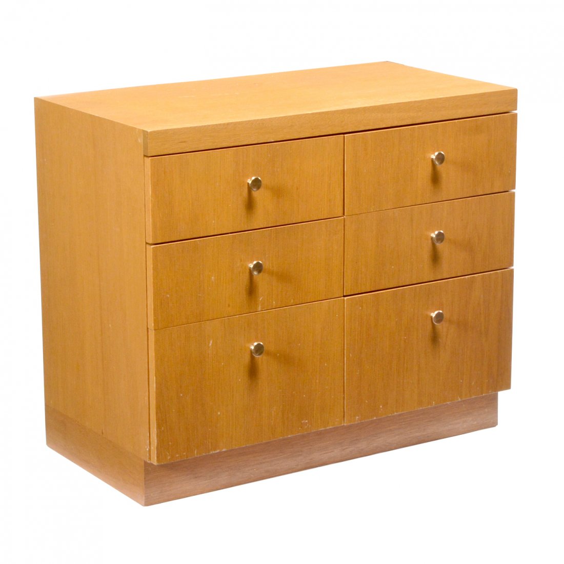 Chest of drawers Frank Lloyd Wright/ Frank Howe: Frank Lloyd Wright design oak six drawer chest of simple design with brass pulls. 27.25"h x 32"w x 17.25"d. Very good original condition. From the estate of John H. Howe, architect and 32 year chief d