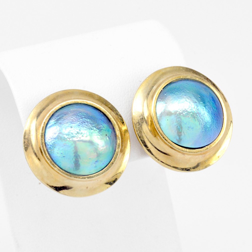 18kyg Abalone Mabe Pearl Earrings: 18kyg fine abalone mabe pearl earrings, each measuring 15mm, omega clip-backs.