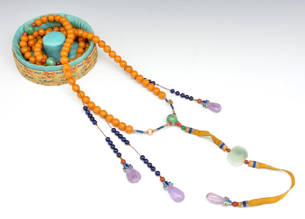 Chinese amber court necklace (1 of 3)