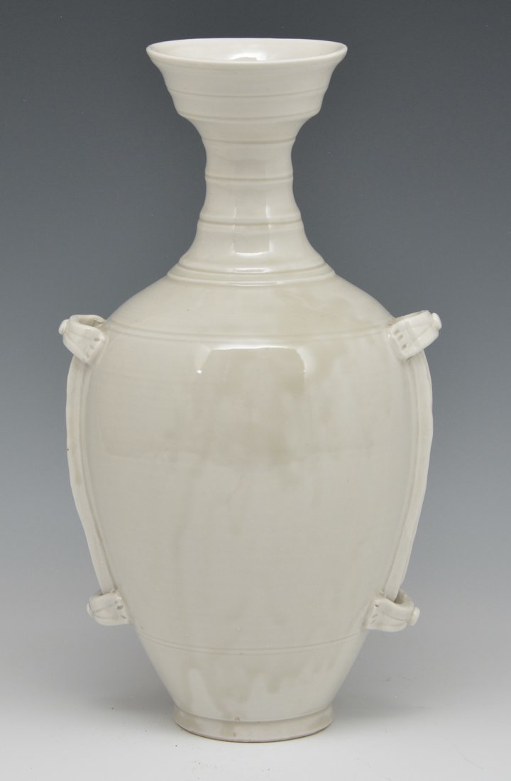 Chinese Liao white glazed vase (1 of 3)
