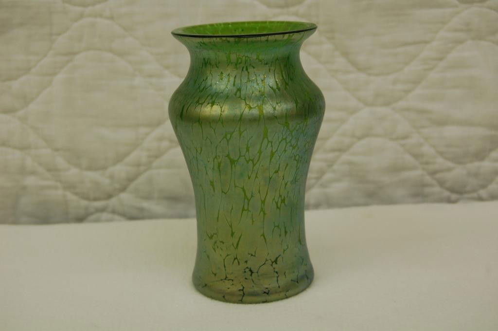 ART GLASS LOETZ CRETA PAPILLION / ONION SKIN VASE: NICE VASE. LOETZ LIKE. 5 1/4 INCHES TALL. GOOD CONDITION. NOTE added 6/30: A COLLECTOR EMAILED AND IDENTIFIED THIS VASE AS LOETZ CRETA PAPILLION ca. 1910