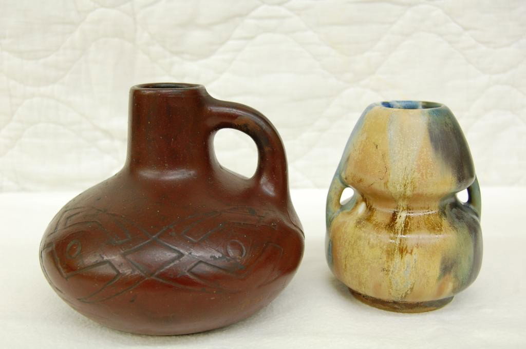 2 POTTERY PCS. 1 c. 1910 CLIFTON POTTERY JUG.: MARKED ON BOTTOM FOUR-MILE RUIN ARIZONIA SHAPE NUMBER 230 WITH CROWS FEET. 4 1/2 INCHES TALL. SMALL VASE IS UNMARKED POSSIBLE CLIFTON. GOOD CONDTION.