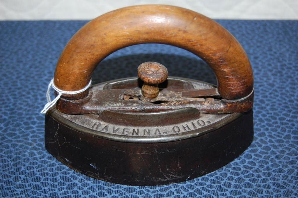 A. C. WILLIAMS CO SAD IRON WITH REST