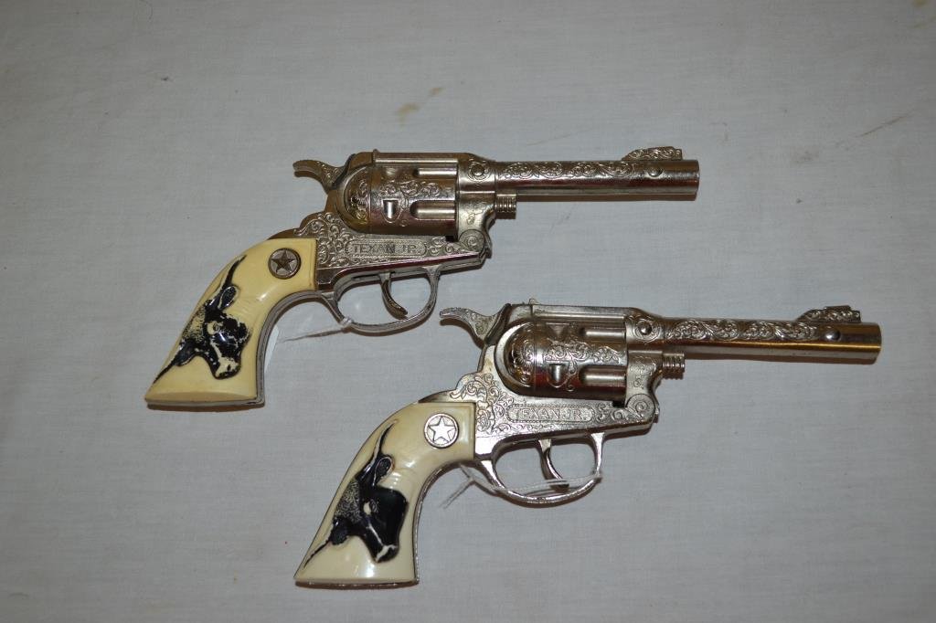 2 Hubley Texan Jr Cap Guns: Hubley Lancaster PA Made in USA. Minor paint loss on handle.