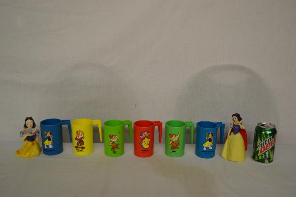 Assorte Snow White Disney Items: 6 plastic cups, 2 figuriness