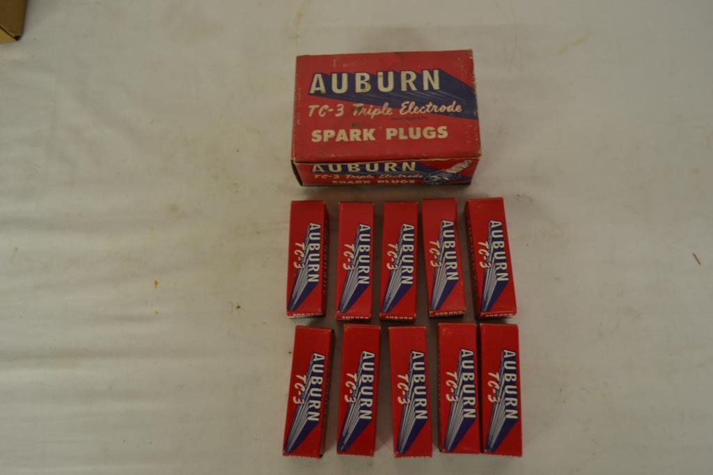 10 Vintage Auburn TC-3 148LT Spark Plugs in Boxes (1 of 10)